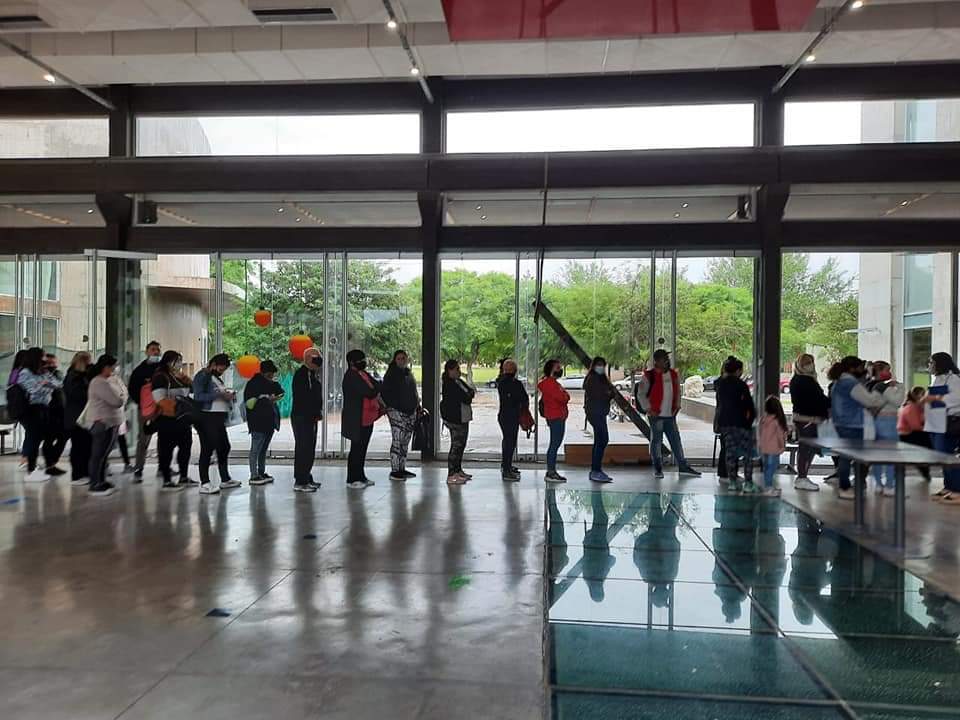 Pese a la lluvia, una gran cantidad de personas se acercaron a la unidad móvil de ANSES