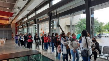 Pese a la lluvia, una gran cantidad de personas se acercaron a la unidad móvil de ANSES