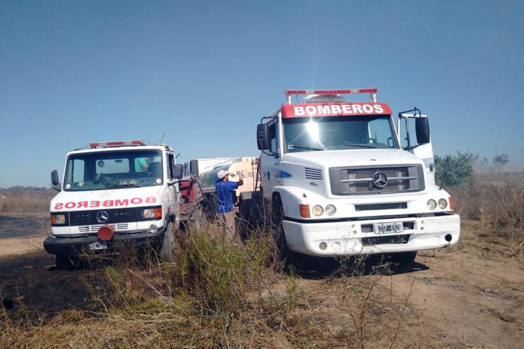 Bomberos Voluntarios y Zapadores trabajaron codo a codo combatiendo un incendio en Puerto General San Martín