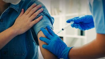 La Secretaría de Salud ya aplica la cuarta dosis de la vacuna contra COVID-19 a quienes viajen al exterior