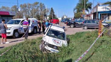 Un móvil del C.P.C colisionó con otro vehículo y terminó en una cuneta