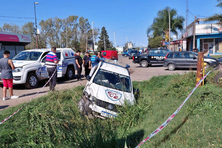 Un móvil del C.P.C colisionó con otro vehículo y terminó en una cuneta