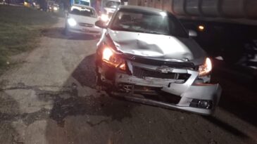 Choque entre una moto y un auto en las primeras horas de la mañana