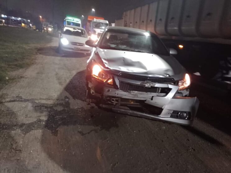 Choque entre una moto y un auto en las primeras horas de la mañana