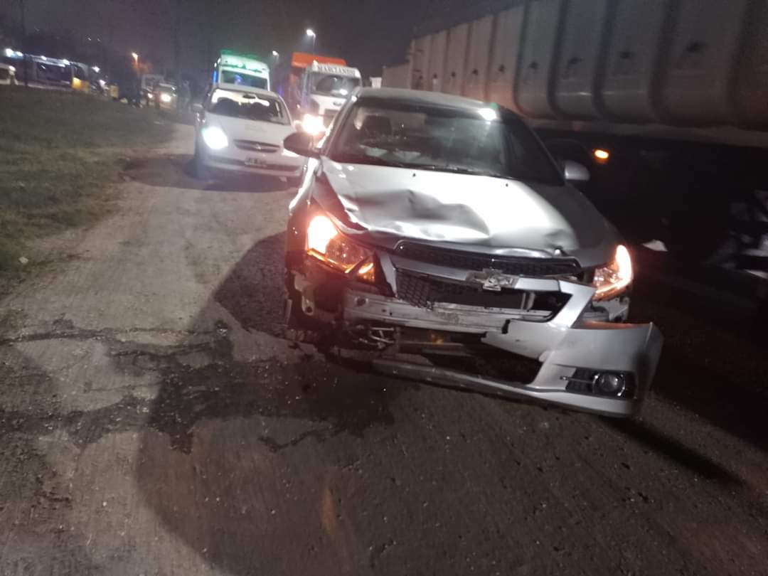 Choque entre una moto y un auto en las primeras horas de la mañana