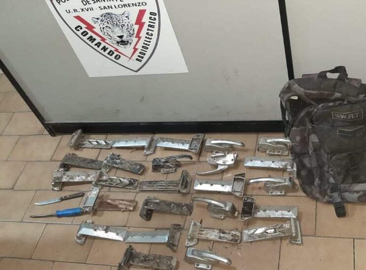 La policía atrapó a un delincuente mientras era perseguido por su víctima