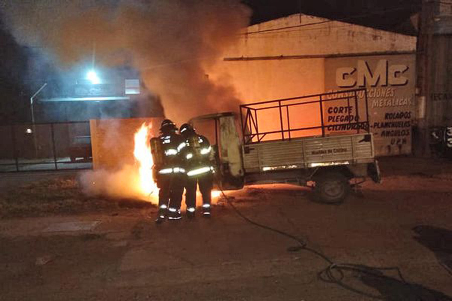 Se prendió fuego un vehículo estacionado en Barrio San Sebastián
