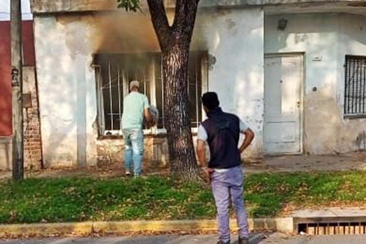 Tres niños prendieron fuego una casa mientras jugaban