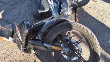 Un motociclista lesionado al colisionar con una camioneta en Barrio Fátima