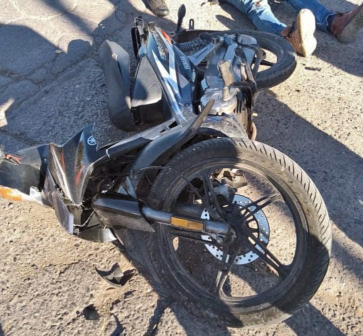 Un motociclista lesionado al colisionar con una camioneta en Barrio Fátima