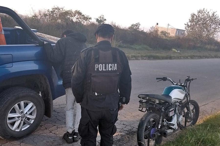 La policía secuestró una moto sin patente conducida peligrosamente por un adolescente