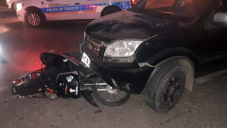 Dos jóvenes motociclistas terminaron en el hospital luego de chocar con una Ecosport