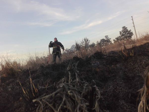 Bomberos Voluntarios debieron sofocar dos incendios de pastizales en Puerto General San Martín