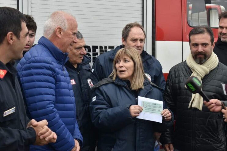 Carlos De Grandis hizo entrega de un millonario subsidio a los Bomberos Voluntarios