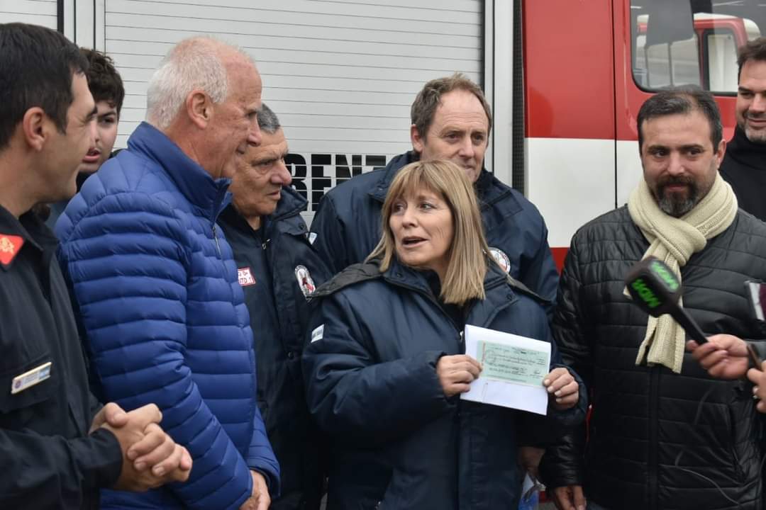 Carlos De Grandis hizo entrega de un millonario subsidio a los Bomberos Voluntarios