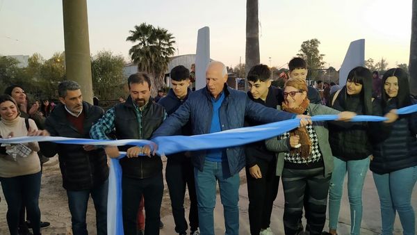 Ante una multitud, el gobierno municipal de Carlos De Grandis inauguró el Paseo Ribereño