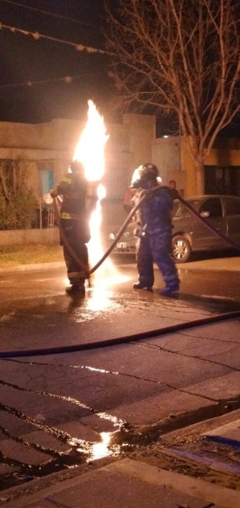 Una mujer sufrió quemaduras en su cuerpo al incendiarse una garrafa dentro de la casa