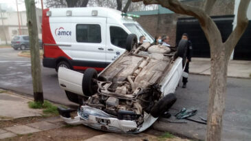 Choque y vuelco de un automóvil en Barrio Centro de Puerto General San Martín