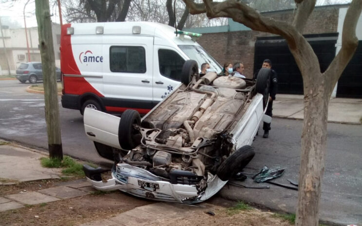 Choque y vuelco de un automóvil en Barrio Centro de Puerto General San Martín