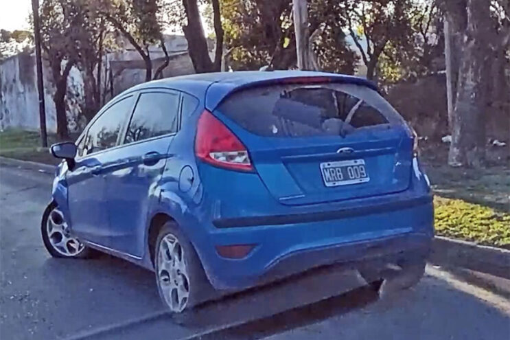 Tránsito sin control: auto chocado y abandonado en plena vía pública