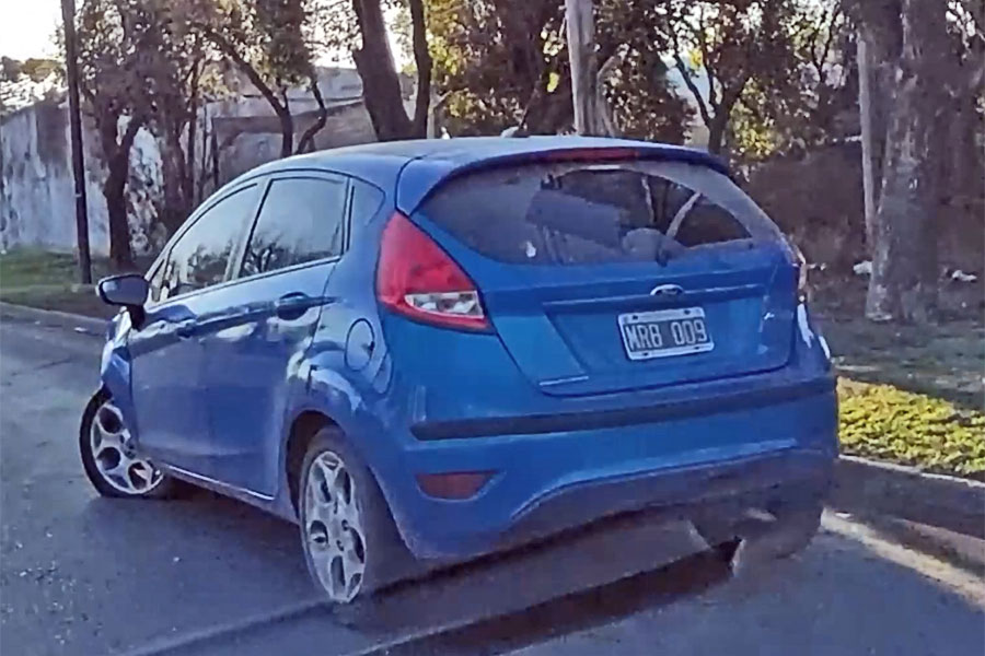 Tránsito sin control: auto chocado y abandonado en plena vía pública