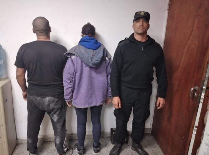 Amor por lo ajeno: una pareja fue sorprendida robando en una obra en construcción