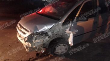 Un vehículo chocó contra un camión y su conductor fue trasladado al hospital