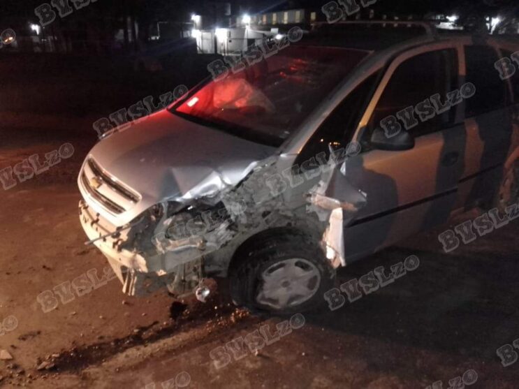 Un vehículo chocó contra un camión y su conductor fue trasladado al hospital