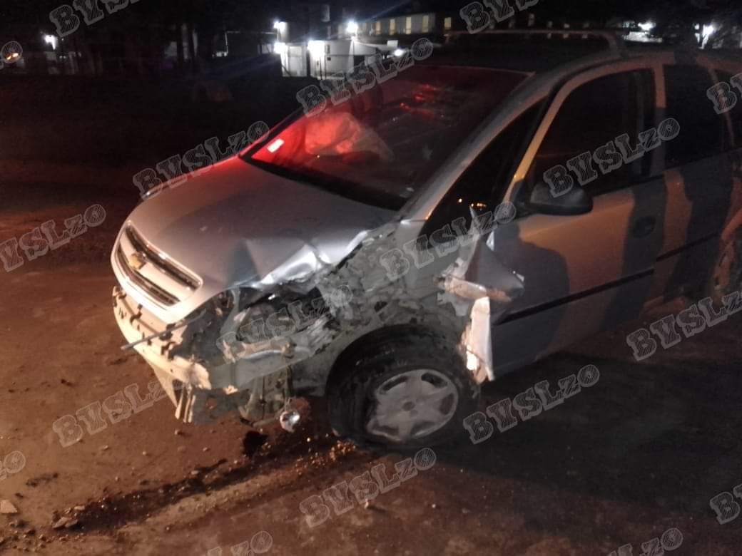 Un vehículo chocó contra un camión y su conductor fue trasladado al hospital