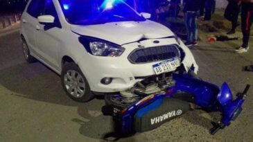 Choque entre un auto y una moto con resultado previsible: un motociclista derecho al hospital