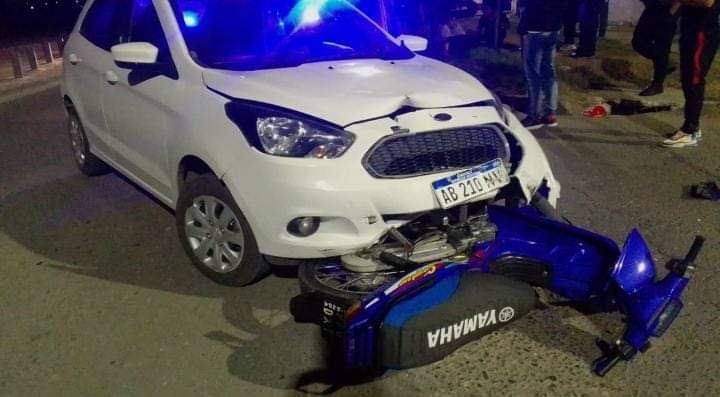 Choque entre un auto y una moto con resultado previsible: un motociclista derecho al hospital