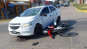 Un joven motociclista sufrió lesiones graves en su cabeza al chocar contra un auto