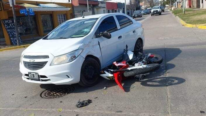 Un joven motociclista sufrió lesiones graves en su cabeza al chocar contra un auto