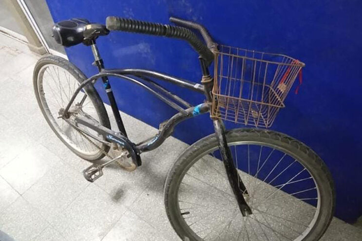 Se alzó con una vieja bicicleta y lo capturaron a las pocas cuadras