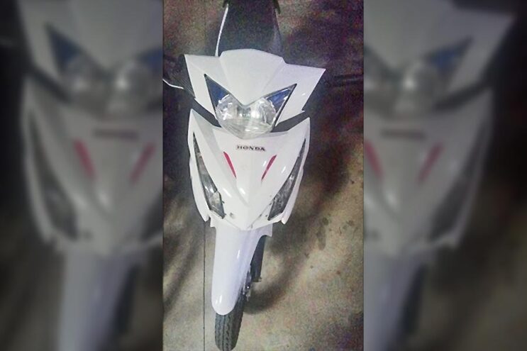 Un joven fue interceptado por la policía mientras circulaba en una moto robada