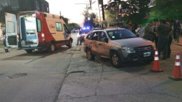 Accidente de tránsito entre una moto y un auto en una peligrosa esquina de la ciudad