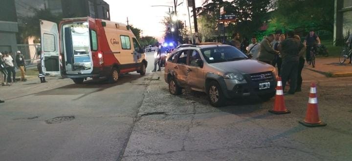 Accidente de tránsito entre una moto y un auto en una peligrosa esquina de la ciudad