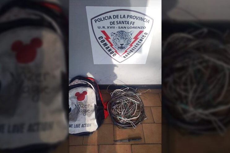 La policía atrapó a dos jóvenes mientras robaban cables arriba de unos techos