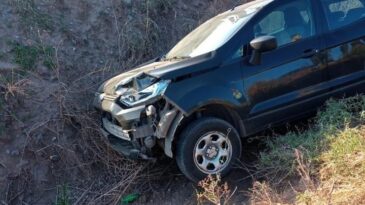 Dos menores de edad hospitalizados tras chocar contra un vehículo de traslados