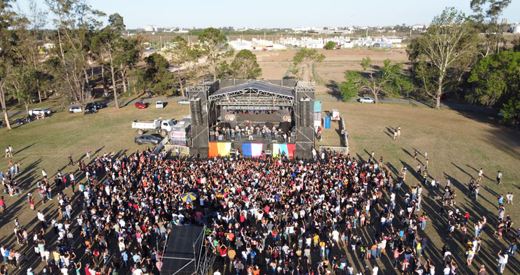 Puerto General San Martín festejó la llegada de la primavera con música y un camping colmado