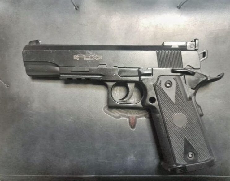 Dos menores fueron detenidos por la policía tras intentar robar con una réplica de arma de fuego