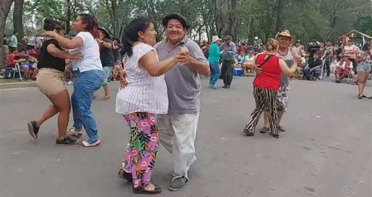 En el mes de la tradición, Puerto General San Martín cantó y bailó chamamé