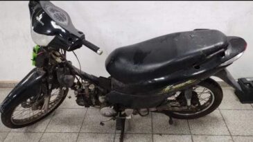 La policía recuperó una motocicleta robada y abandonada por los delincuentes