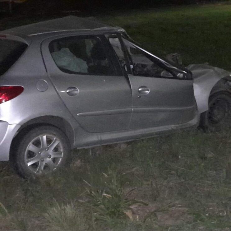 Un conductor resultó muerto al chocar de atrás con su vehículo contra un camión