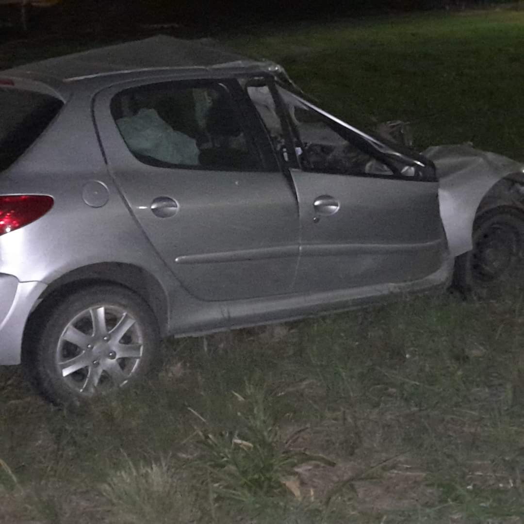 Un conductor resultó muerto al chocar de atrás con su vehículo contra un camión