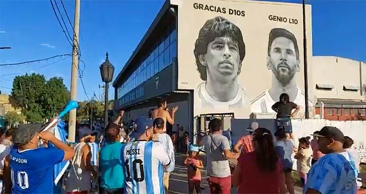 Festejos y homenaje a los dos máximos ídolos del fútbol argentino en Puerto General San Martín