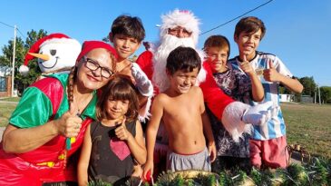 Rodeado del cariño de grandes y chicos, Papá Noel llegó a Puerto General San Martín