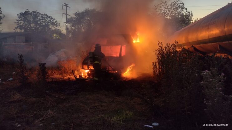 Incendio de un vehículo utilitario en las primeras horas de esta Navidad