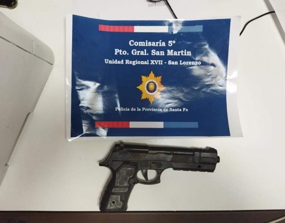 Robo, allanamiento y secuestro de una réplica de arma de fuego a un menor de edad