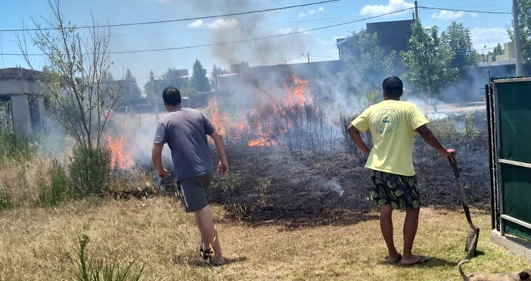 Se incendió un terreno en Barrio Tierra de Sueños y requirió el trabajo de los Bomberos Voluntarios